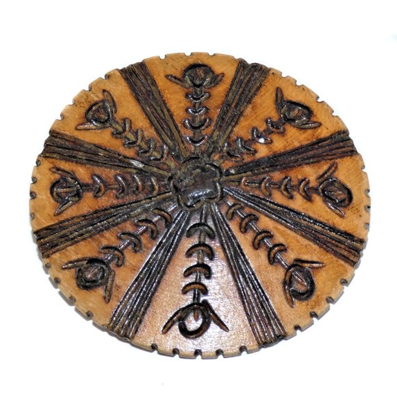 Vintage Carved Wood Hand Painted Pin Brooch Circle - Picture 2 of 4